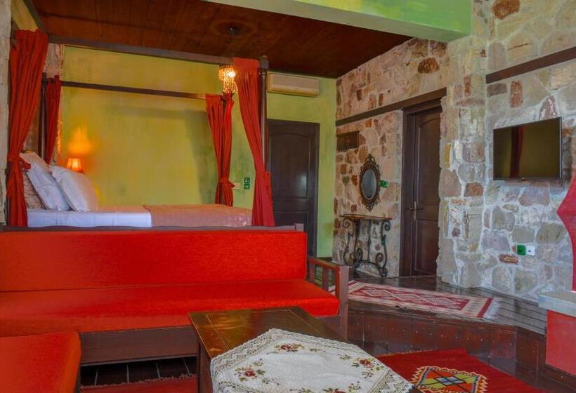 چشماندازهای پهناور سوئیت جونیور, Monastiri Guesthouse