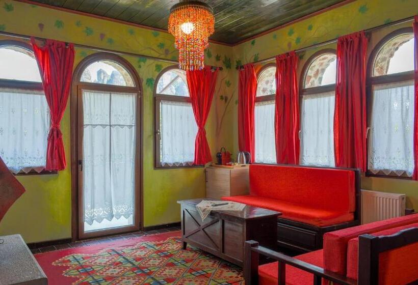 چشماندازهای پهناور سوئیت جونیور, Monastiri Guesthouse