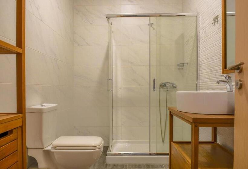 سوییت خانوادگی, Monastiri Guesthouse