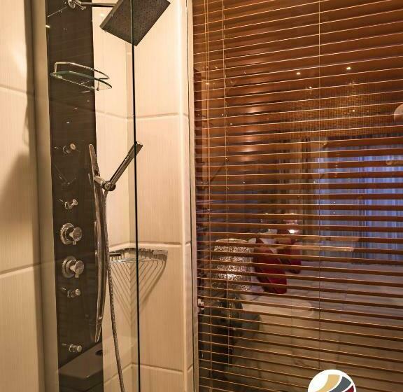 اتاق لوکس, Lvis Blancura