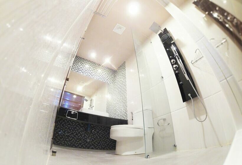 اتاق لوکس, Lvis Blancura