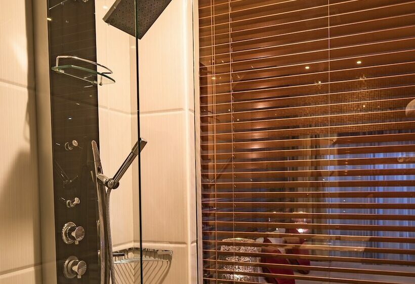 اتاق لوکس, Lvis Blancura