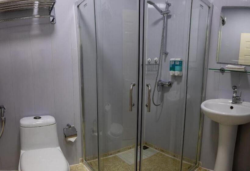 اتاق اقتصادی با چشمانداز دریا, Lvis Blancura