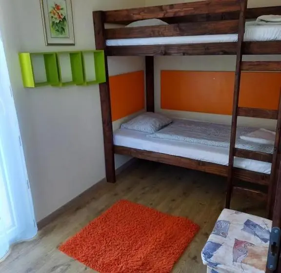 Estudi Familiar, Médea Apartman