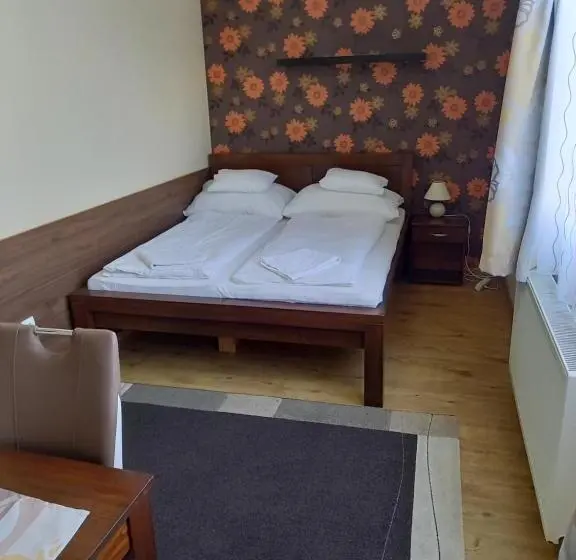 Estudi Familiar, Médea Apartman