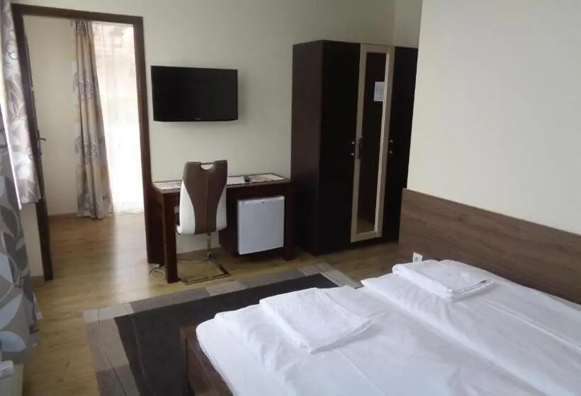 Estudi Familiar, Médea Apartman