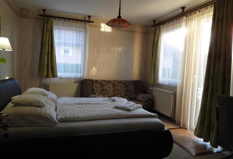 Camera Familiare, Médea Apartman