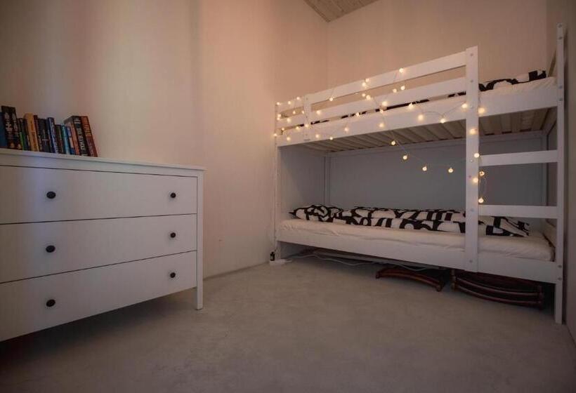 اتاق خانوادگی با چشمانداز باغ, Plateliai Samogitia Barn