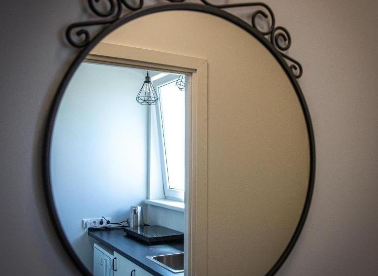 اتاق خانوادگی با چشمانداز باغ, Plateliai Samogitia Barn