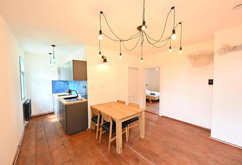 套房, Valečská Pálenice