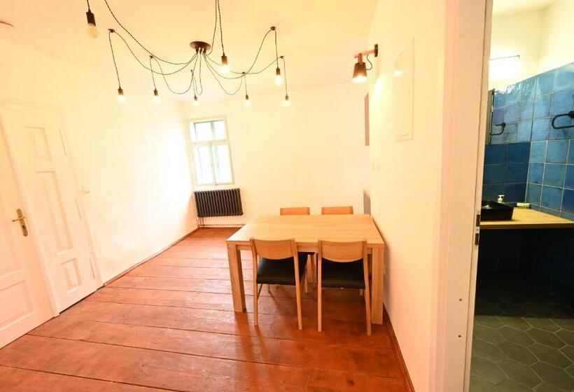 套房, Valečská Pálenice