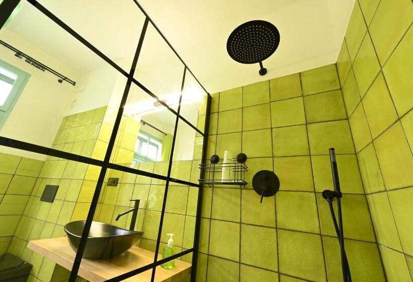 标准三人间, Valečská Pálenice