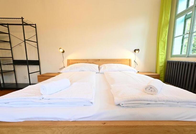 标准三人间, Valečská Pálenice