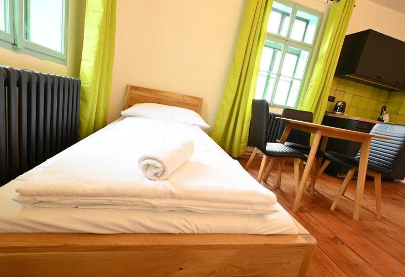 标准三人间, Valečská Pálenice