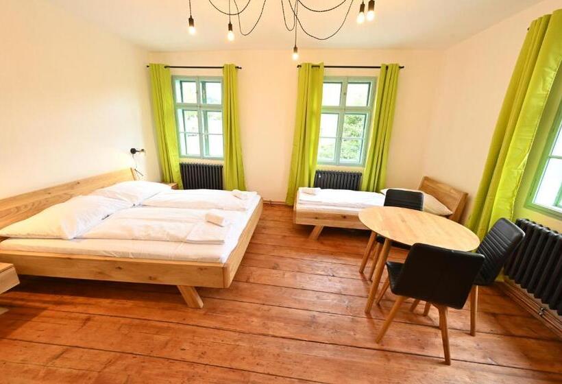 标准三人间, Valečská Pálenice