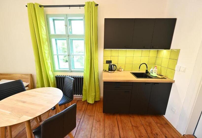 标准三人间, Valečská Pálenice