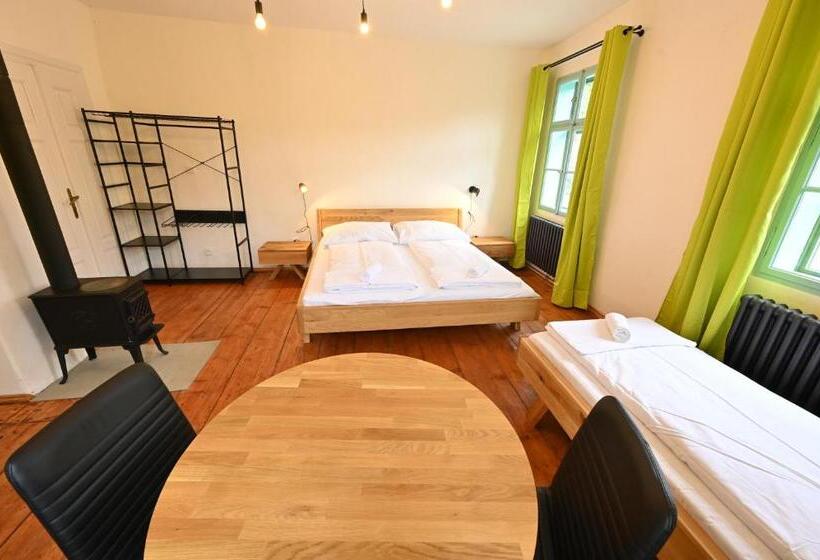 标准三人间, Valečská Pálenice