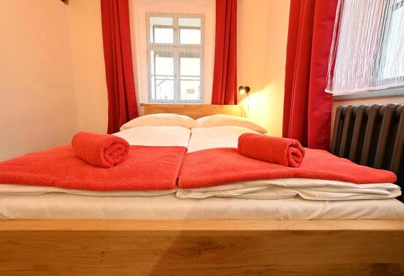 标准间, Valečská Pálenice