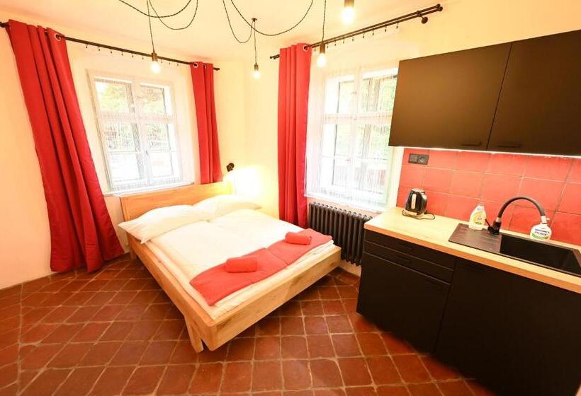 标准间, Valečská Pálenice