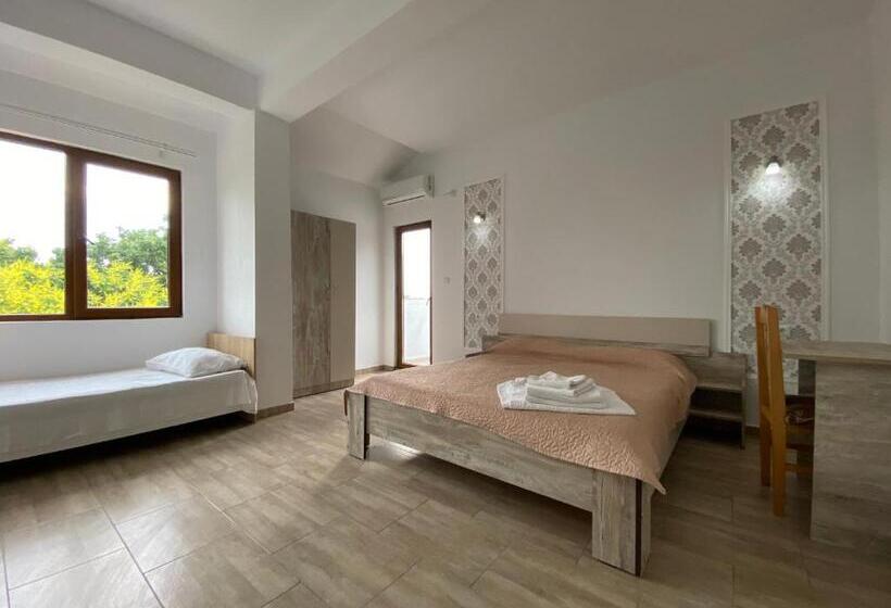 标准三人间, Vila Leul