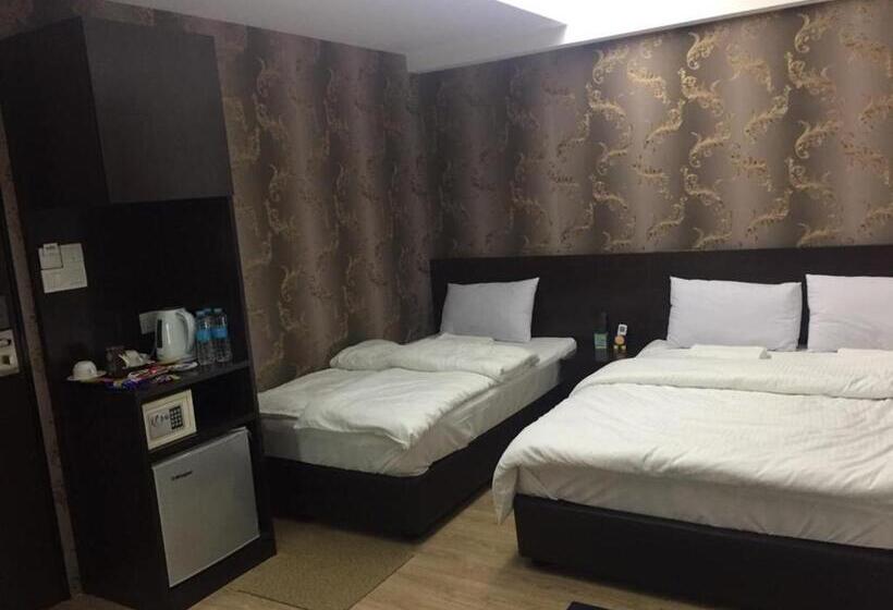 חדר דלוקס לשלושה, 7