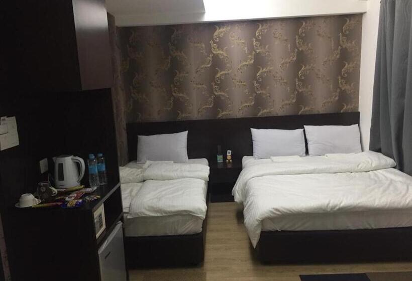 חדר דלוקס לשלושה, 7