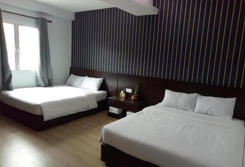 חדר משפחתי דלוקס, 7