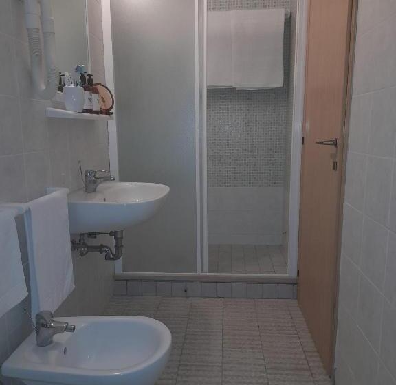 4 Bett Economy Zimmer, Antony