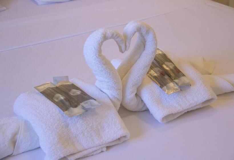 デラックスルーム, Arnold S