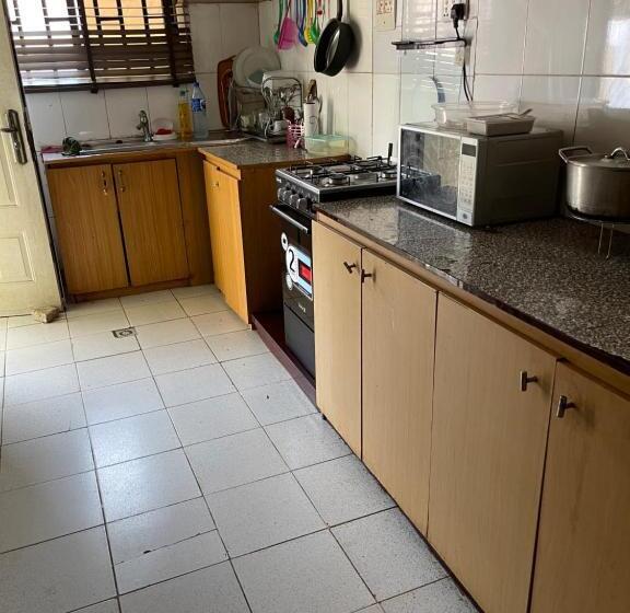 اتاق اکونومی, Od V!ck S Budgets, 24hr Power, Security, Dstv