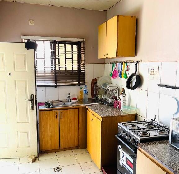 اتاق اکونومی, Od V!ck S Budgets, 24hr Power, Security, Dstv