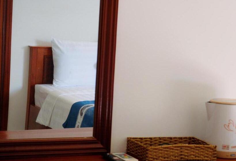 اتاق استاندارد سه تخته با بالکن, Khách Sạn Hoa Mai