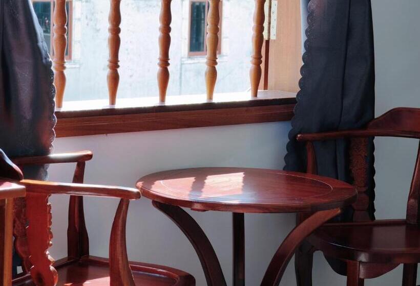 اتاق استاندارد چهارنفره با بالکن, Khách Sạn Hoa Mai