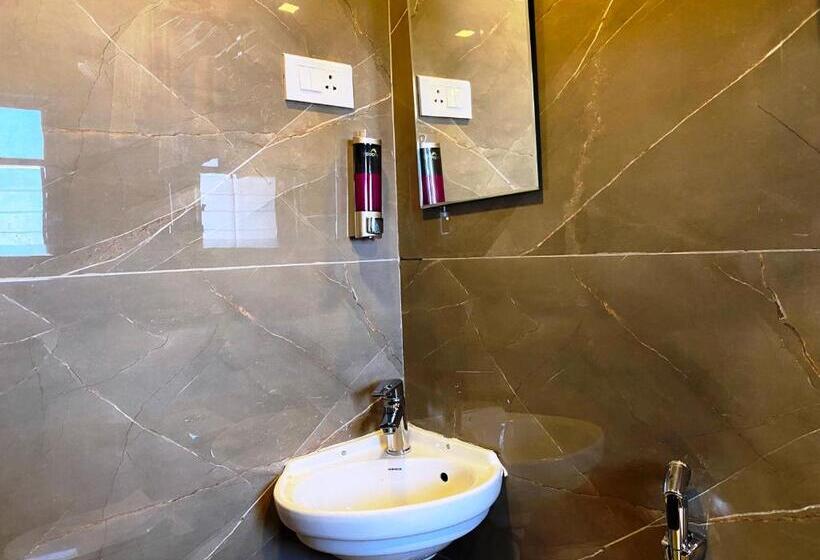 Люкс Вид на Город, The Grand Sarovar Inn And Suites
