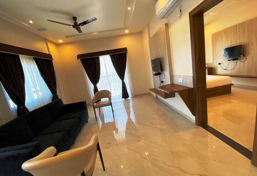 Люкс Вид на Город, The Grand Sarovar Inn And Suites