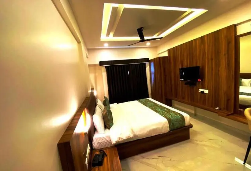 デラックスルーム, The Grand Sarovar Inn And Suites