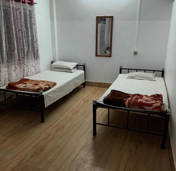 共用房间的床, Suryalaxmi Guest House