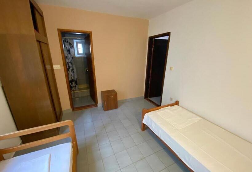 اتاق اکونومی, Stone Villa