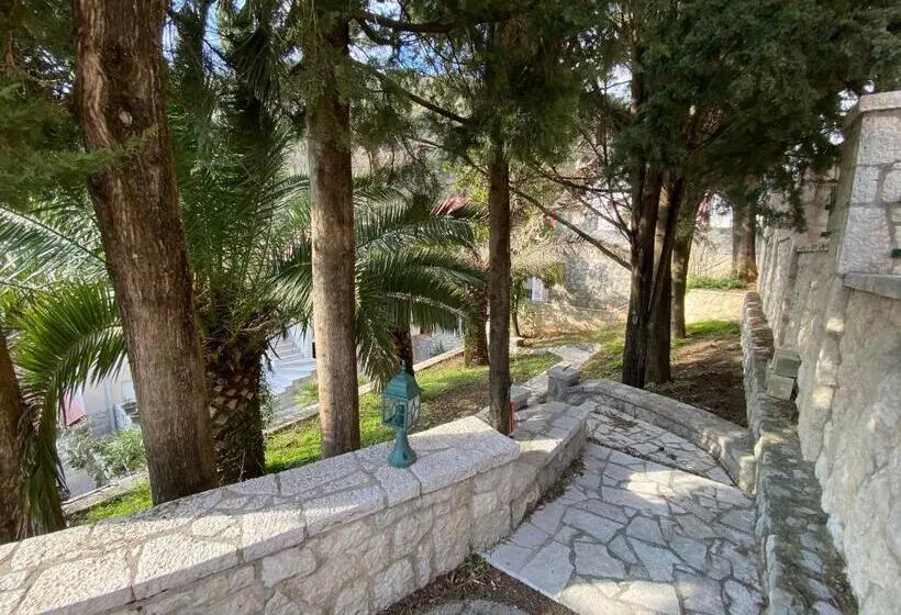 اتاق اکونومی, Stone Villa