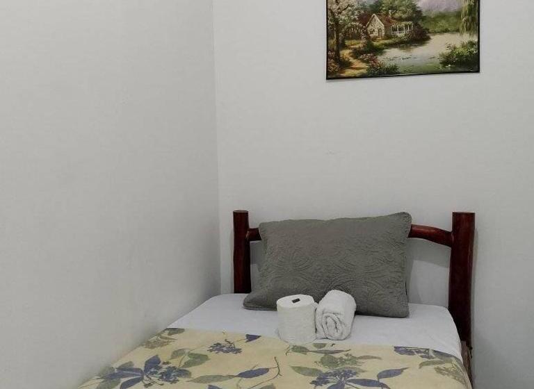 اتاق اکونومی, Nina S Lodge