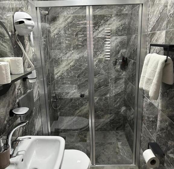 غرفة قياسية ثلاثية, Kubilay Suite