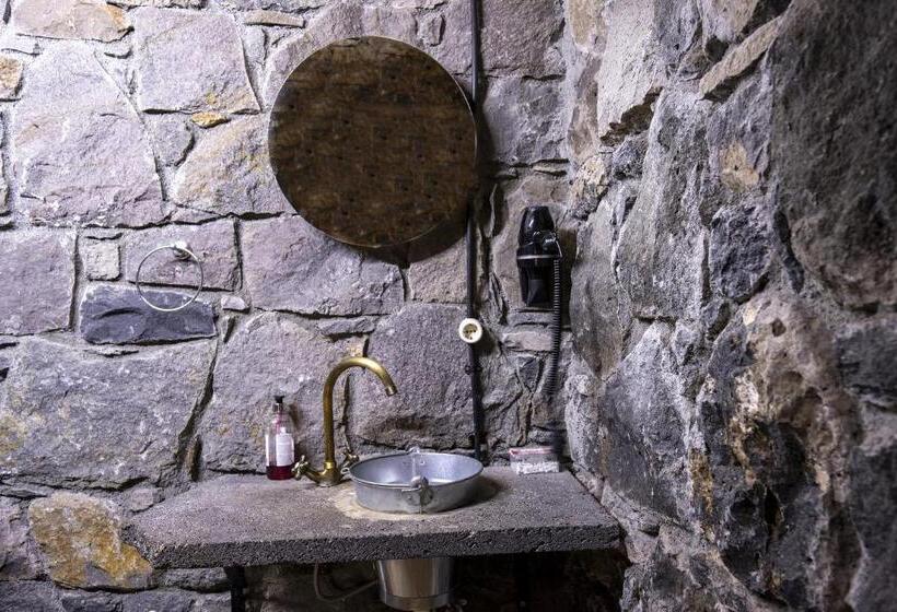 اتاق لوکس, Doğunun Taş Evleri