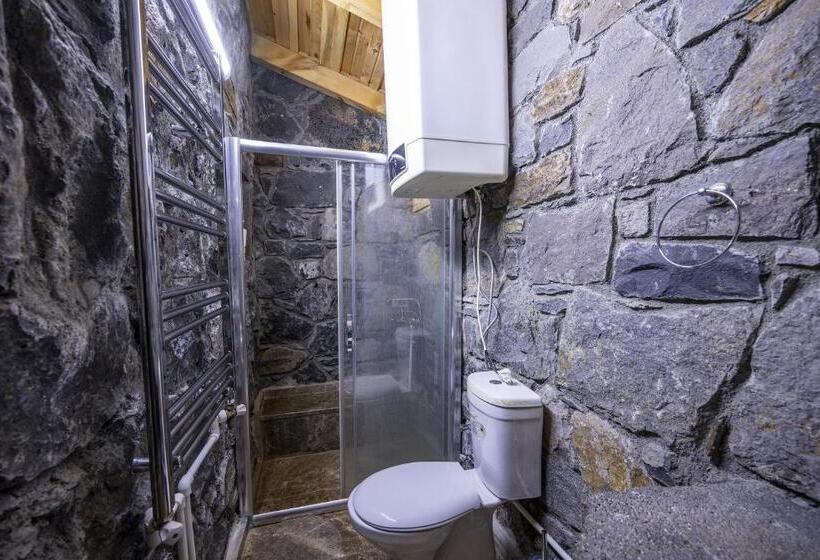 اتاق لوکس, Doğunun Taş Evleri