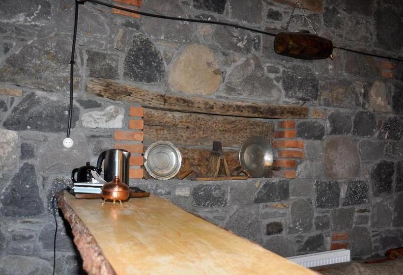 اتاق لوکس, Doğunun Taş Evleri