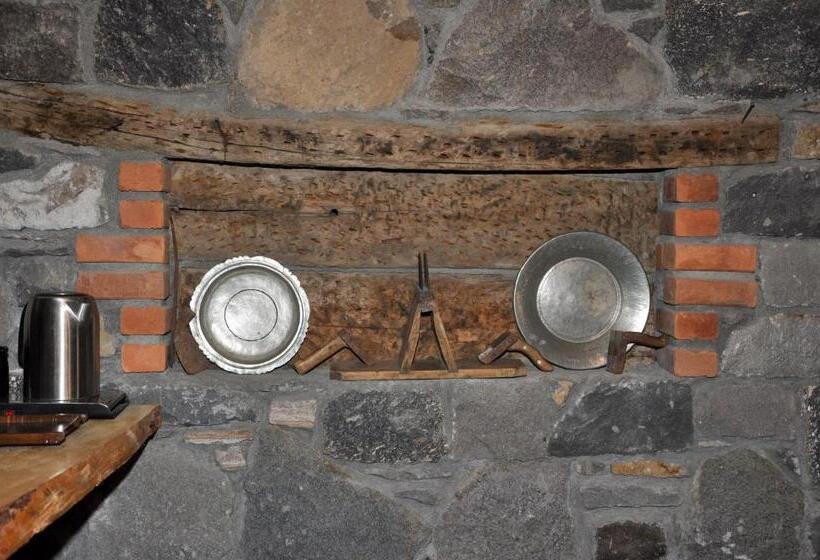 اتاق لوکس, Doğunun Taş Evleri