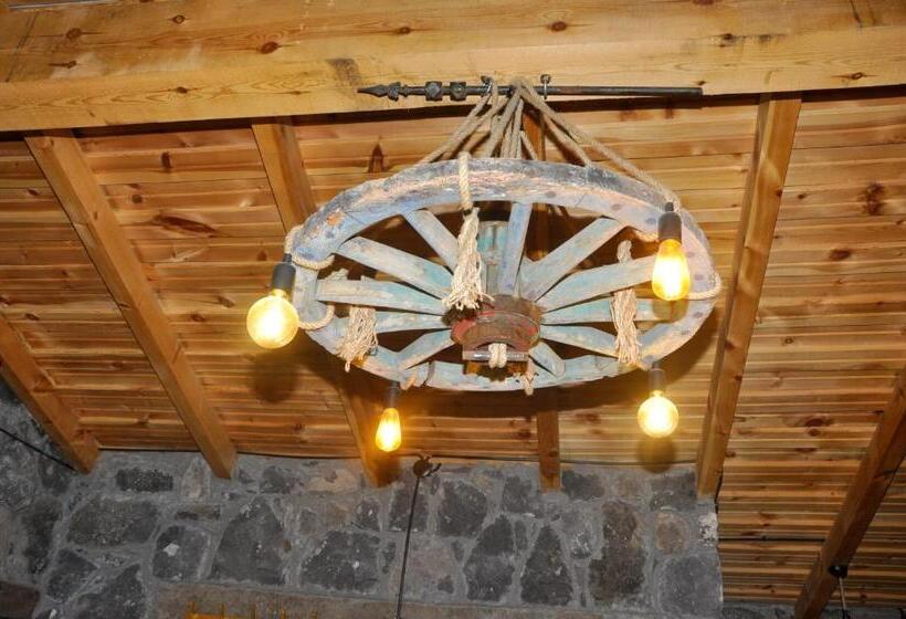 اتاق لوکس, Doğunun Taş Evleri