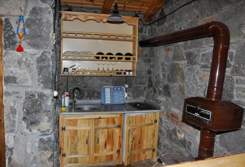 اتاق لوکس, Doğunun Taş Evleri