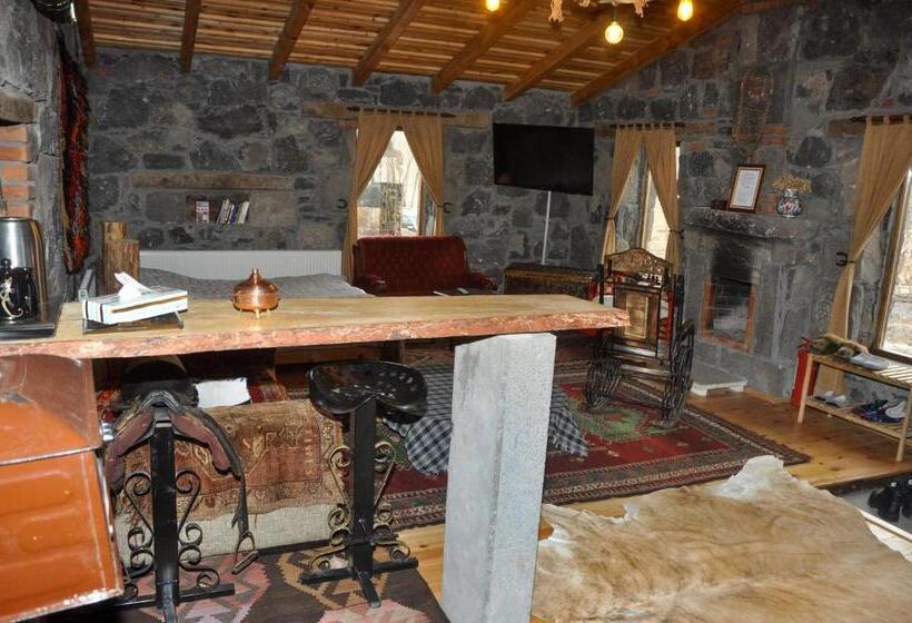 اتاق لوکس, Doğunun Taş Evleri