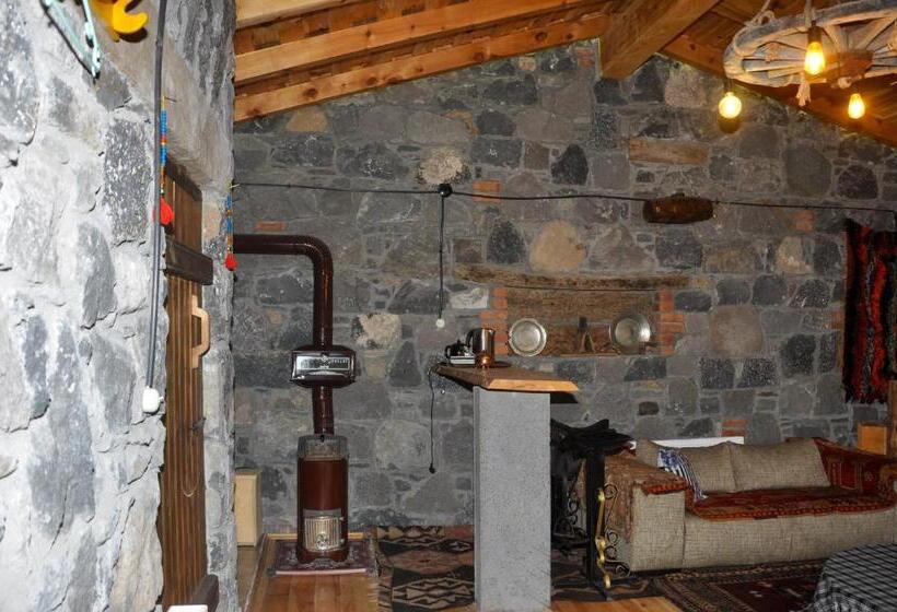 اتاق لوکس, Doğunun Taş Evleri