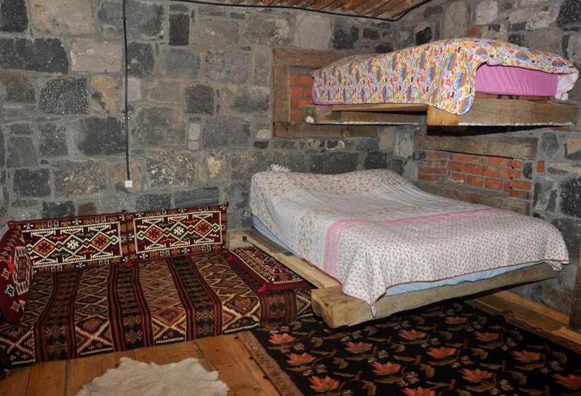 اتاق استاندارد سه نفره, Doğunun Taş Evleri